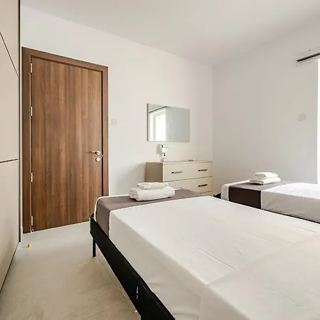 Gzr F51 Bedroom In Penthouse Gzira